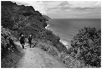 Hikers on Kalalau trail, Na Pali coast. Kauai island, Hawaii, USA (black and white)