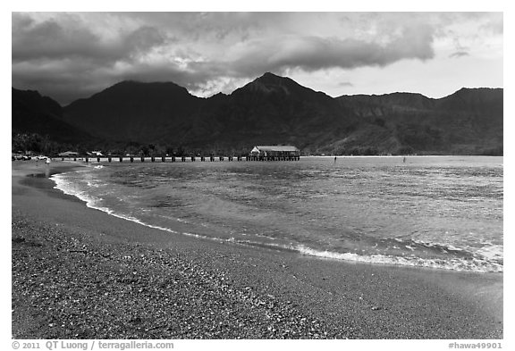 Beach and Bay, Hanalei. Kauai island, Hawaii, USA (black and white)