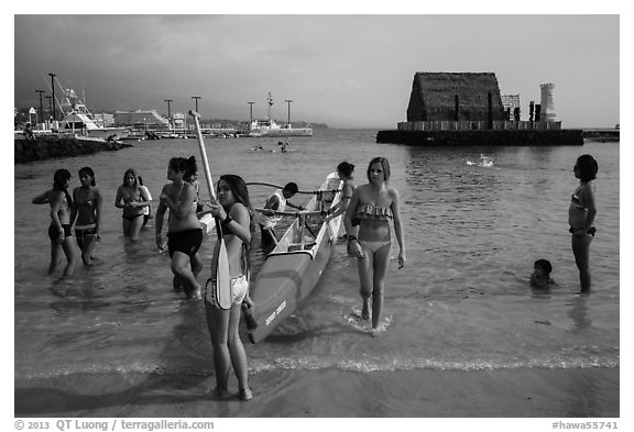 Girls and outrigger canoe, Kailua-Kona. Hawaii, USA (black and white)