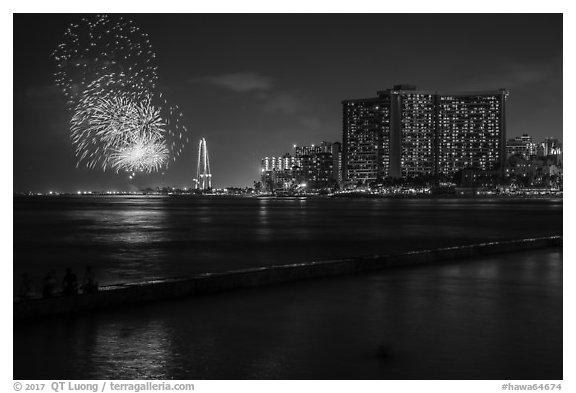 Fireworks from Kihio Beach, Waikiki. Waikiki, Honolulu, Oahu island, Hawaii, USA (black and white)