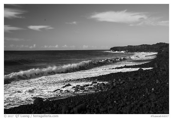 Surf, Kaimu Beach. Big Island, Hawaii, USA (black and white)