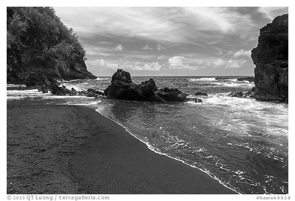 Red Sand Kaihalulu Beach, Hana. Maui, Hawaii, USA (black and white)