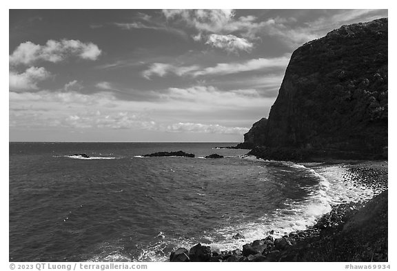 Coastline and cliff, Piilani Highway. Maui, Hawaii, USA (black and white)