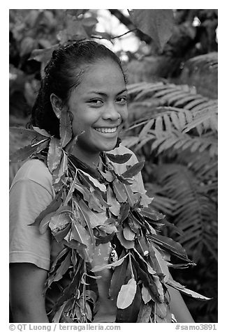 Girl with ornemental leaves in traditional fashion. Pago Pago, Tutuila, American Samoa (black and white)
