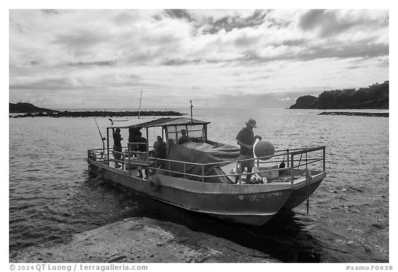 Alia boat departing from Fleasao harbor, Tau Island. American Samoa (black and white)