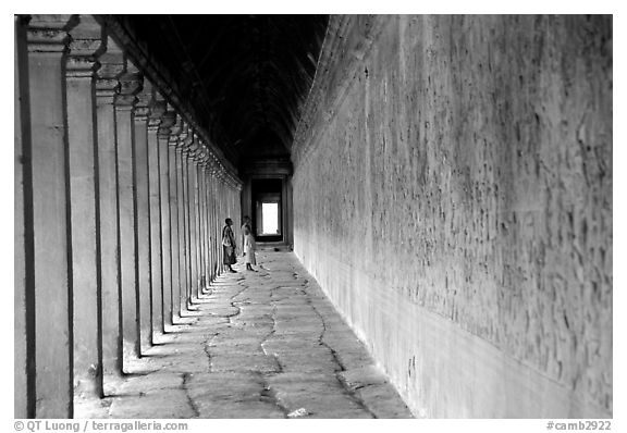 Eterior deambulatory of Angkor Wat, all covered with bas-reliefs. Angkor, Cambodia (black and white)
