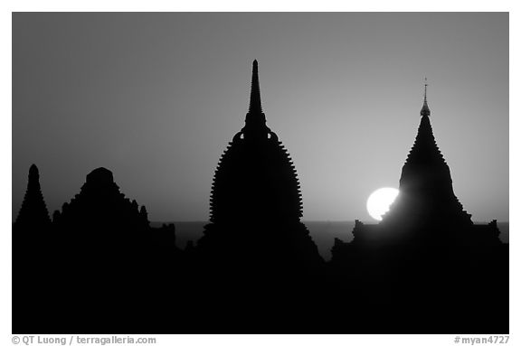 Sunrise. Bagan, Myanmar (black and white)