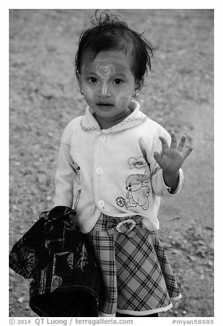 Infant girl. Kyaiktiyo, Myanmar (black and white)