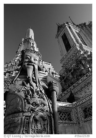 Statue and tower, Wat Arun. Bangkok, Thailand (black and white)