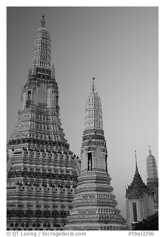 Prang of Wat Arun at dawn. Bangkok, Thailand (black and white)