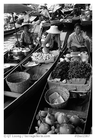 Small boats loaded with food, Floating market. Damnoen Saduak, Thailand (black and white)