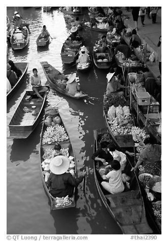 Traditional floating market. Damnoen Saduak, Thailand (black and white)
