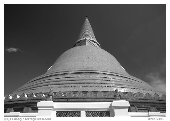 Phra Pathom Chedi. Nakhon Pathom, Thailand (black and white)
