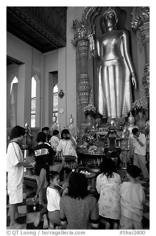 Worshipers at Phra Pathom Chedi. Nakhon Pathom, Thailand (black and white)