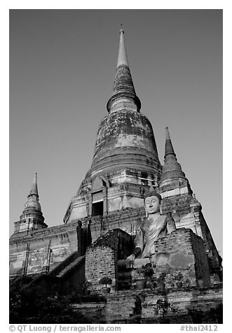 Wat Chai Mongkon. Ayutthaya, Thailand (black and white)