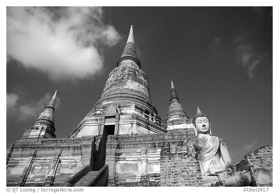Wat Chai Mongkon. Ayutthaya, Thailand (black and white)