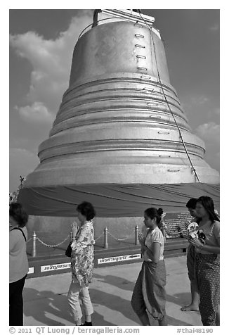 Worshippers circle around chedi. Bangkok, Thailand (black and white)