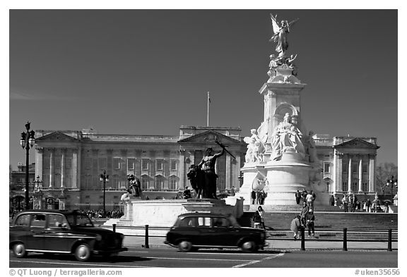 Victoria memorial and Buckingham Palace, mid-morning. London, England, United Kingdom (black and white)