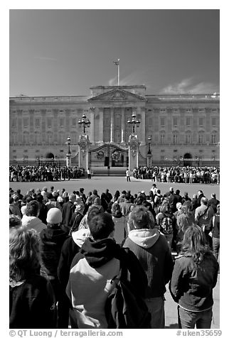 Tourists waiting for the changing of the guard in front of Buckingham Palace. London, England, United Kingdom