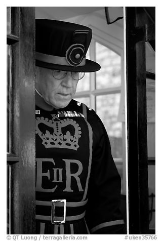 Yeoman Warder (Beefeater), Tower of London. London, England, United Kingdom (black and white)