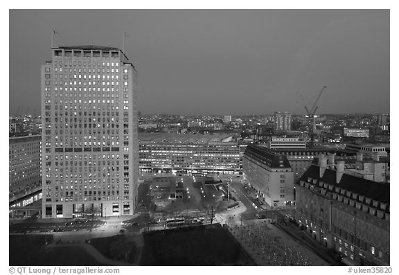 Black and White Picture/Photo: Plaza south of the London Eye at dusk