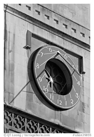 Sundial, Westminster Abbey. London, England, United Kingdom (black and white)