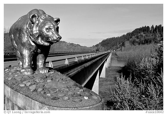 Golden bear adorning a bridge over the Klamath River. California, USA