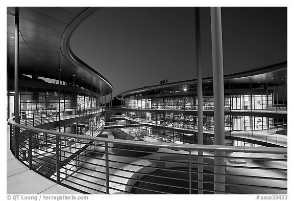 Curves of the James Clark Center, dusk. Stanford University, California, USA (black and white)