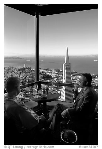 Businessmen with a bottle of Champagne in the Carnelian Room with panoramic view of the City. San Francisco, California, USA (black and white)