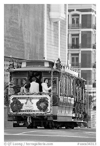 Cable-car. San Francisco, California, USA (black and white)