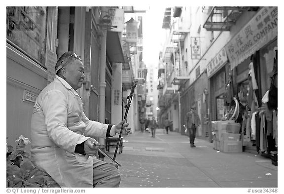 Ehru musician in Ross Alley, Chinatown. San Francisco, California, USA