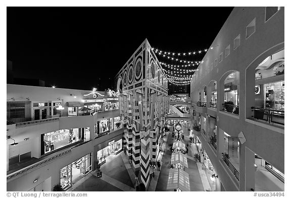Westfield Shoppingtown Horton Plaza, designed by Jon Jerde. San Diego, California, USA (black and white)