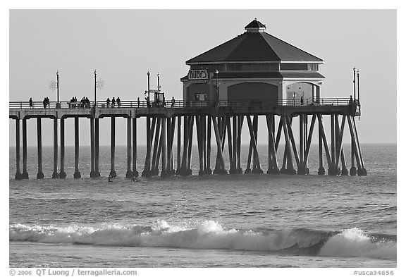 Surf and Huntington Pier, late afternoon. Huntington Beach, Orange County, California, USA (black and white)
