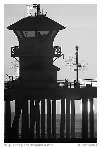 Lifeguard tower on Huntington Pier at sunset. Huntington Beach, Orange County, California, USA (black and white)