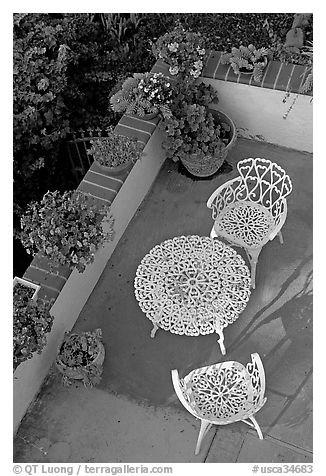 Garden chairs and table seen from above. Laguna Beach, Orange County, California, USA (black and white)