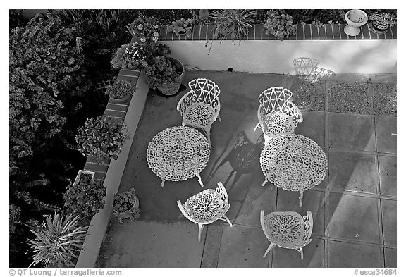 Courtyard with garden chairs and tables. Laguna Beach, Orange County, California, USA (black and white)