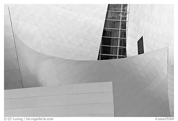 Steel curves, Walt Disney Concert Hall. Los Angeles, California, USA (black and white)