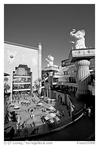Hollywood and Highland shopping and entertainment complex. Hollywood, Los Angeles, California, USA (black and white)