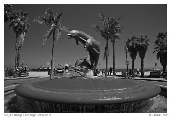 Dolphin fountain and beach. Santa Barbara, California, USA