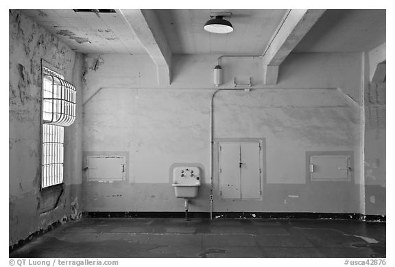 Lavatory and walls in main block, Alcatraz prison. San Francisco, California, USA (black and white)