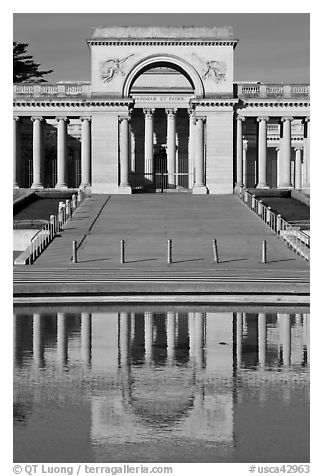 Entrance of Palace of the Legion of Honor reflected in pool. San Francisco, California, USA (black and white)