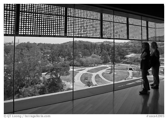 Observation room on top of Hamon Tower, De Young museum, Golden Gate Park. San Francisco, California, USA (black and white)