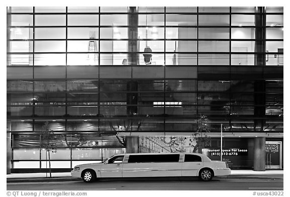 Limousine and glass building. San Francisco, California, USA (black and white)