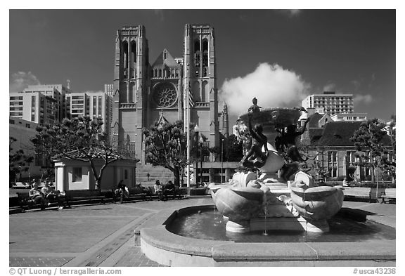 Fountain and Grace Cathedral, Nob Hill. San Francisco, California, USA (black and white)
