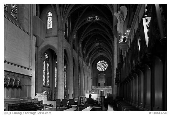 Grace Cathedral interior with church organist, Grace Cathedral. San Francisco, California, USA (black and white)