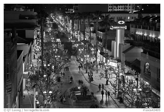 Third Street Promenade by night. Santa Monica, Los Angeles, California, USA