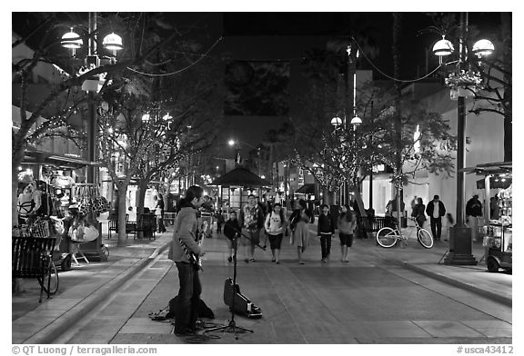 Musician and Third Street Promenade. Santa Monica, Los Angeles, California, USA (black and white)