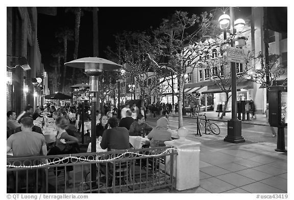 People dining at outdoor restaurant, Third Street Promenade. Santa Monica, Los Angeles, California, USA (black and white)