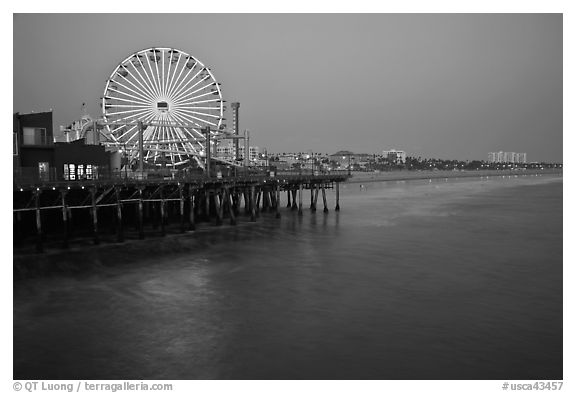 Ferris Wheel and beach at dusk, Santa Monica Pier. Santa Monica, Los Angeles, California, USA (black and white)