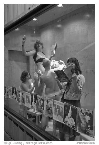 Art performers in a gallery window, Bergamot Station. Santa Monica, Los Angeles, California, USA (black and white)